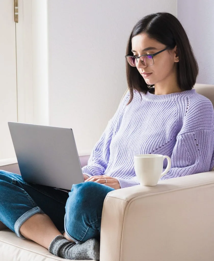 concentrated-beautiful-young-woman-professional taking online certified alcohol training course to be RBS certified